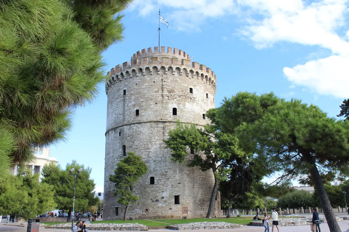 De Witte Toren van Thessaloniki tussen groen en een strakblauwe lucht