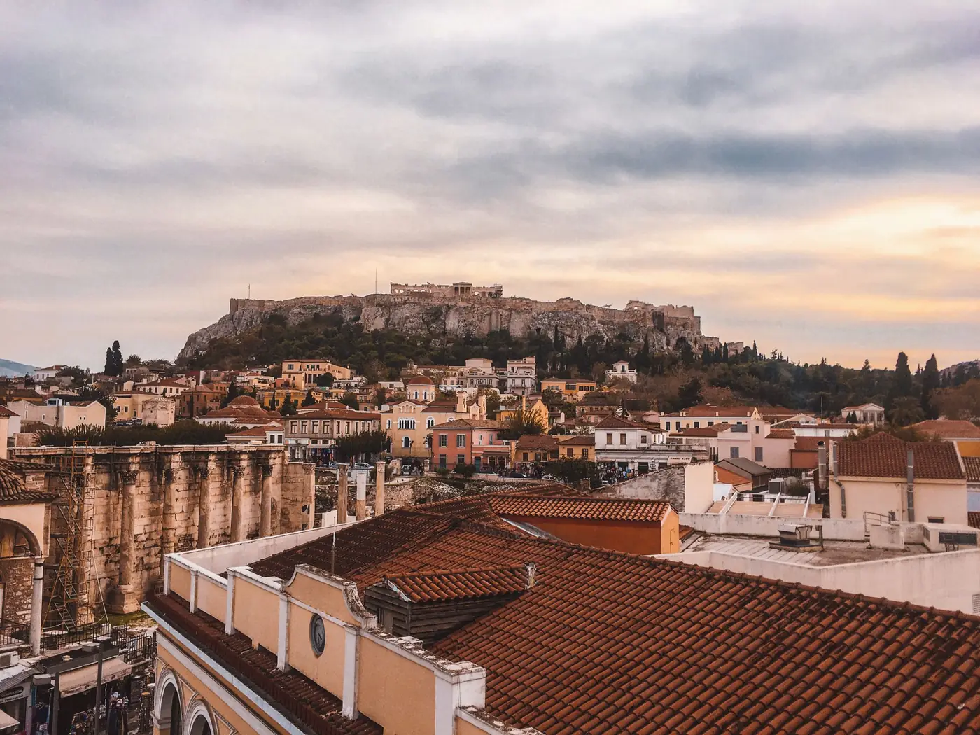 Luchtfoto van woonhuizen in Athene met de Akropolis op de achtergrond