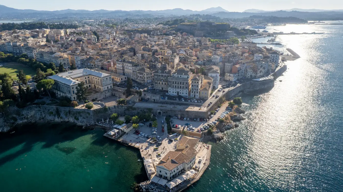 Luchtfoto van de oude stad van Corfu met de kust op de achtergrond