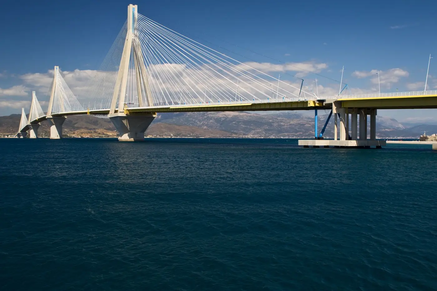 De tuibrug tussen Rio en Antirrio over de Golf van Korinthe