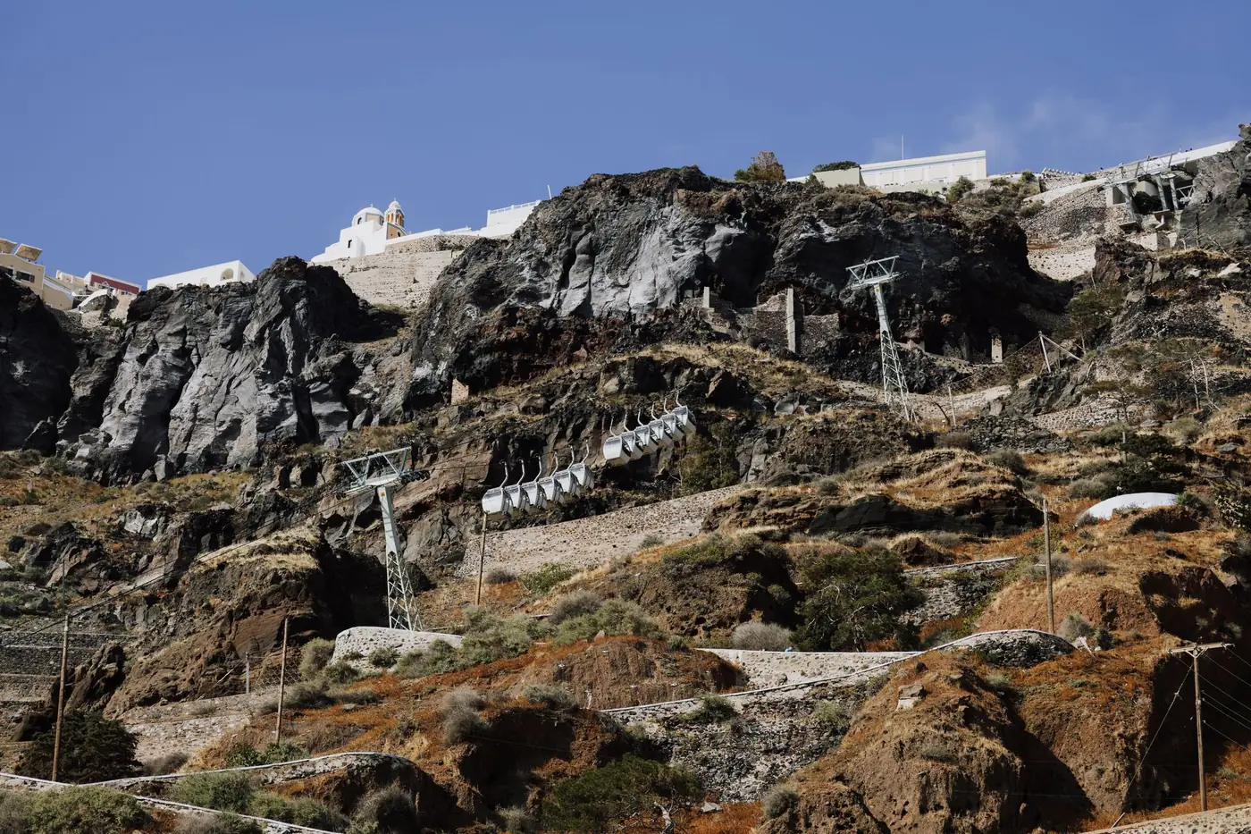 Uitzicht over de witte huizen en kliffen van Fira op Santorini