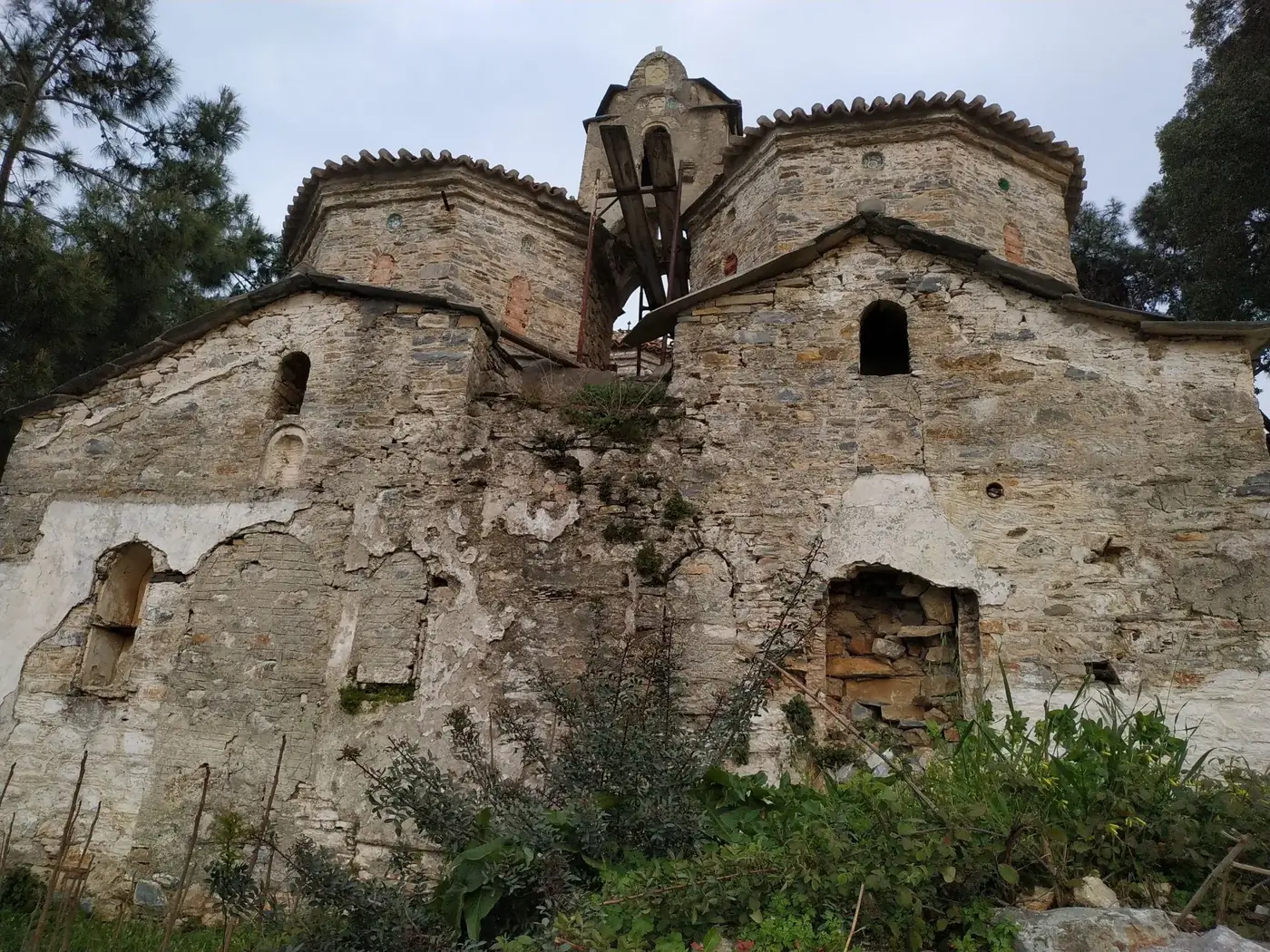 An old, abandoned stone church in Samos, Greece, showcasing historic architecture.