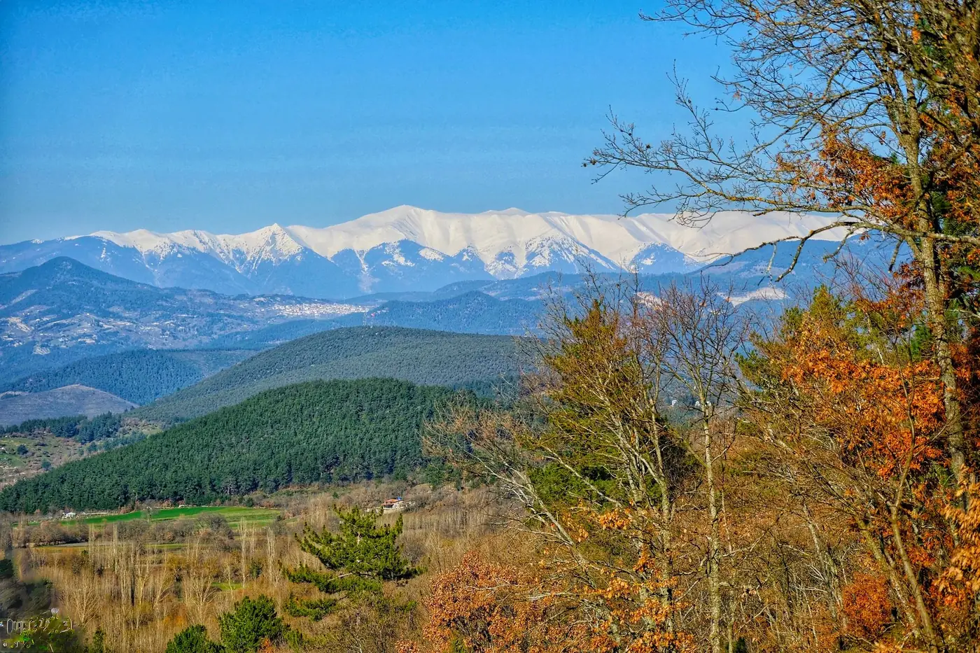 Breathtaking landscape of Taurus Mountains with lush forests and clear skies in Alanya, Türkiye.